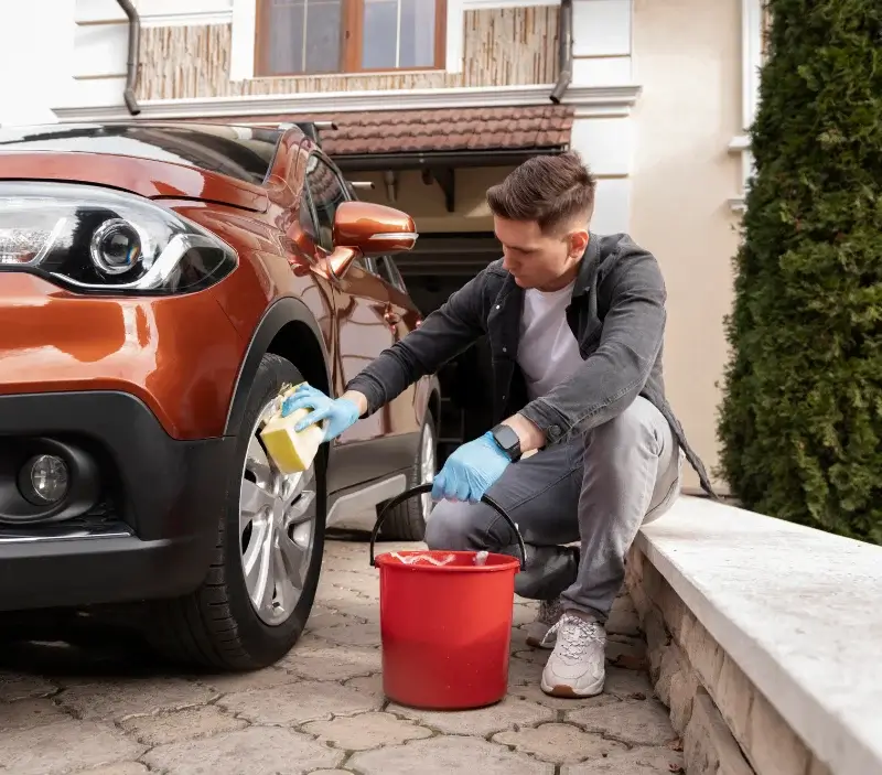 Lavage auto à domicile Sécheras : professionnel intervenant sur un véhicule